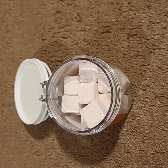 Shea Moisture coconut and hibiscus bath sugar cubes - Picture 2 of 3
